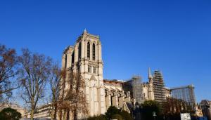 巴黎GuestReady - Cozy and Bright with Notre Dame View的一座大型大教堂,上面有一座塔