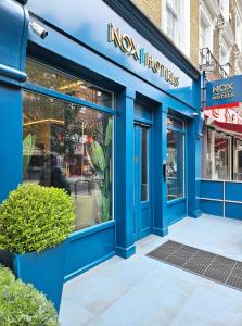 伦敦NOX Hyde Park的一家小型工业商店前方的蓝色商店