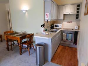 圣赫利尔泽西莫文酒店之高地公寓的一个带桌子和台面的小厨房