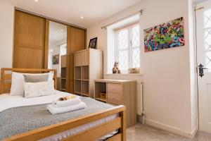 SaughallSpacious & well decorated 4 bedroom home near Chester的一间卧室配有一张床,床上有毛巾