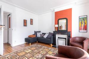 巴黎GuestReady - Luxury Living near Panthéon的带沙发和壁炉的客厅