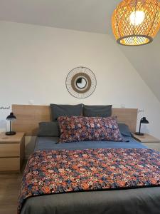 蓬托尔松ARC EN CIEL B&B的一间卧室配有一张带花卉床罩的床