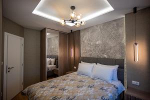 克拉列沃M3的一间卧室配有一张床和一个吊灯