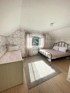 腓特烈斯塔Bestemors hus - med kystnær beliggenhet的一间卧室设有两张床和窗户。
