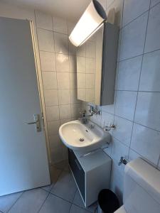 萨沃宁Tgesa Tgampi T20的白色的浴室设有水槽和镜子