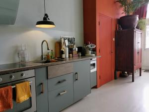 乌得勒支Slapen aan de Sluis的厨房配有水槽和炉灶