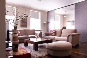 罗兹Piotrkowska 89 Apartments & Suites的带沙发和咖啡桌的客厅