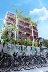 会安Little Gem. An Eco-Friendly Boutique Hotel & Spa的停在大楼前的一排自行车