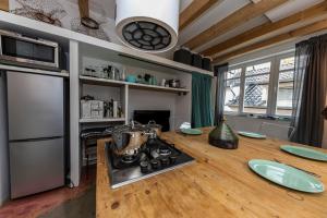 温克尔Arthostel Martine的厨房配有木桌和炉灶