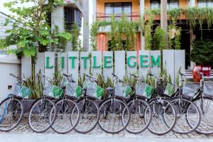 会安Little Gem. An Eco-Friendly Boutique Hotel & Spa的停在大楼前的一排自行车