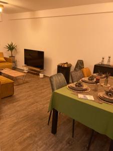 雷米希Nice Cozy Appartment Remich的客厅配有桌子和平面电视。