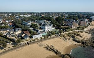 波尔尼谢Hôtel Château des Tourelles, Thalasso et piscine d'eau de mer chauffée的享有城市的空中景色,拥有海滩和建筑