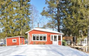 BollstabrukNice Home In Bollstabruk With House Sea View的雪中的一个红色小房子
