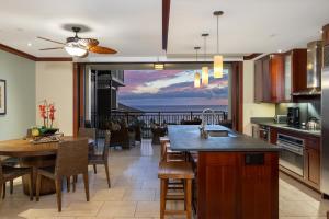 卡波雷Ko Olina Beach Villas O1006的一间厨房和海景用餐室