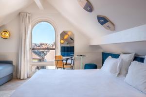 安锡帕莱斯岛酒店的一间带大床的卧室和一个阳台