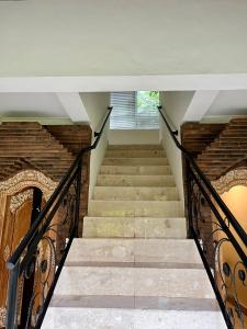乌布蜜月旅馆的楼梯栏杆房子的楼梯