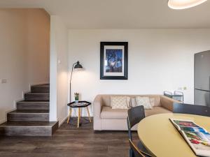 莱德罗Apartment Europa-1 by Interhome的客厅配有沙发和桌子