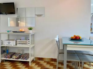 滨海托萨Apartment Aquarius by Interhome的厨房配有蓝色的桌子和桌椅