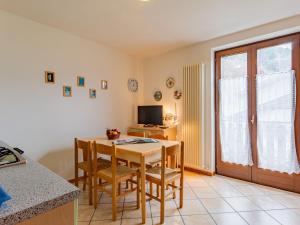 梅佐拉戈Apartment Dromaè-1 by Interhome的厨房配有桌椅和电视。