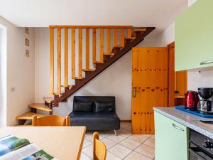 梅佐拉戈Apartment Dromaè-2 by Interhome的厨房设有楼梯、椅子和桌子