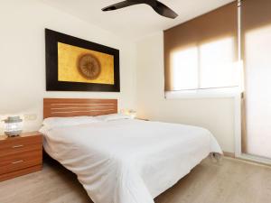 罗列特海岸Apartment Fenals Beach by Interhome的卧室设有一张白色大床和一扇窗户。