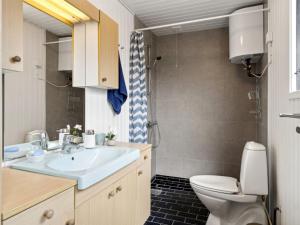 勒维Holiday Home Josef - 1-4km from the sea in Sealand by Interhome的一间带水槽和卫生间的浴室