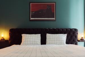 多伦多Luxury Condo w/Fascinating View&Free Parking的一间卧室配有一张带黑色床头板的床和两盏灯。