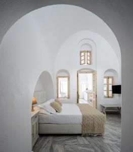 易莫洛林MyBoZer Hotel Kallisto的一间白色卧室,配有一张床和两面镜子