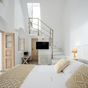 易莫洛林MyBoZer Hotel Kallisto的一间白色卧室,配有床和电视