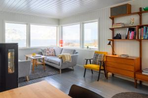 GimsøyLillevik Lofoten的客厅配有沙发和桌子