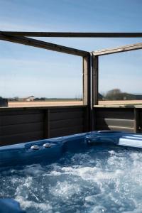 StolpenBloem & Bed的带2扇窗户的客房内的热水浴池