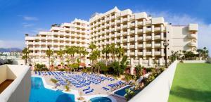 阿尔姆尼卡Ibersol Almuñecar Beach & Spa Hotel的一座带游泳池的酒店和一座度假村