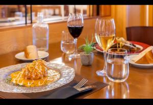 莫萨韦斯莫萨韦斯萨拉曼卡酒店的一张桌子,上面放着一盘食物和酒杯