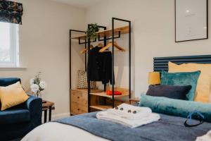 埃文河畔布拉德福Shambles Retreat - King or twin beds free parking x2 wifi corporates的一间带镜子、一张床和一张沙发的卧室