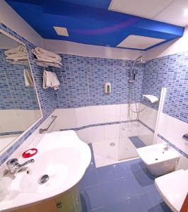 巴黎中心酒店的一间浴室