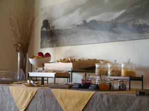 Mores亚纳斯乡村度假酒店的上面有一罐食物的桌子