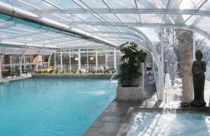 佩尼斯科拉天然Spa度假酒店的一座带喷泉的游泳池