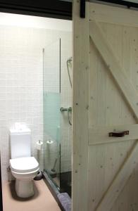 克拉伦代克Casa Mantana Bonaire的一间带卫生间和玻璃淋浴间的浴室