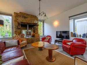 贝尔兹Holiday Home Maison Ty Mad by Interhome的客厅配有红色家具和石制壁炉