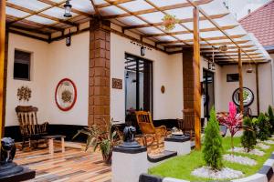 基加利Simaza Villa的房屋设有带椅子和植物的庭院
