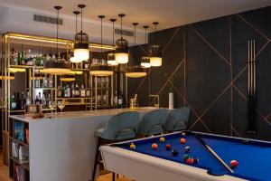 杜布罗夫尼克Dubrovnik luxury apartments的一间酒吧,在房间内配有台球桌