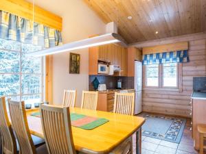 锡林耶尔维Holiday Home Villa paasisalo by Interhome的厨房以及带木桌和椅子的用餐室。