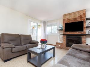 滨海托萨Holiday Home Escorpio-1 by Interhome的带沙发和壁炉的客厅