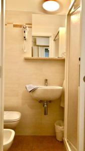 里米尼Hotel Alessi** Rimini的一间带水槽和卫生间的浴室
