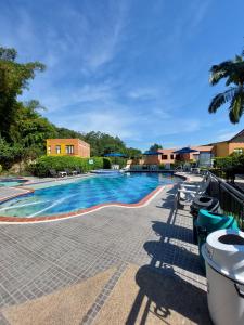 拉维加Hotel Campestre la Vega Inn的度假村内的一个蓝色海水游泳池