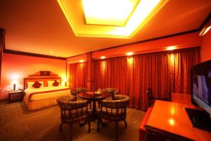 安加马尔伊The Surya, Cochin的酒店客房带一张床、一张桌子和椅子