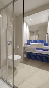 波尔图Holiday Inn Express Porto - Boavista, an IHG Hotel的一间带玻璃淋浴和卫生间的浴室