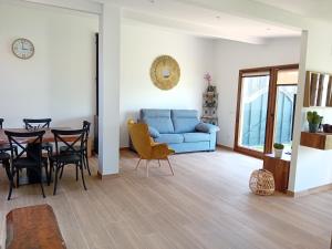 里贝拉A PINTEGA DAS DUNAS的客厅配有蓝色的沙发和桌子