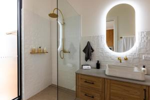 AngastonBenbullen Retreat的浴室配有盥洗盆和带镜子的淋浴