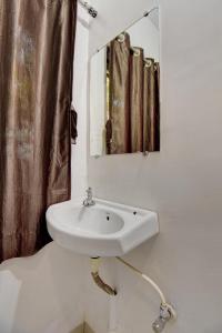 马哈巴莱斯赫瓦尔The Greenpark Retreat, Mahabaleshwar的浴室设有白色水槽和镜子